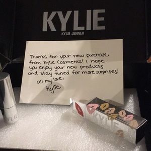 Kylie Cosmetics Crème lipstick in Amore